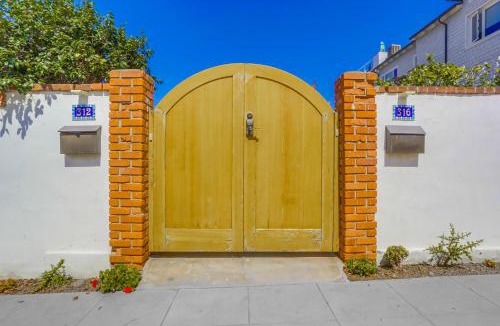 Beach Barber Tract House | Surf and Sand Beach Bungalow