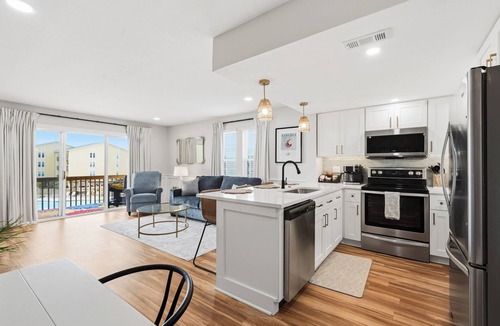 Surf City Hotel | Surf City Luxury Condo · Ocean Views · Pool