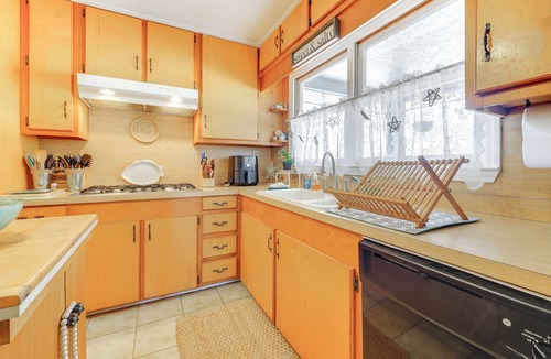 Hampstead House | Surf City Spring Escape w/Fire Pit