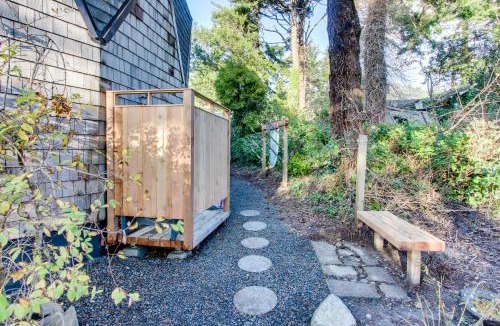 Otter Rock House | Surf Dome at Otter Rock