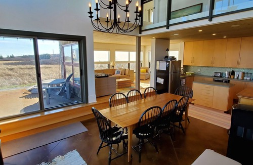 Kingsburg House | Surf House - A Beachside Paradise