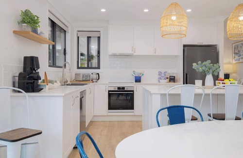 Avoca Beach House | Surf Lodge Avoca Beach, Waterfront and Pool