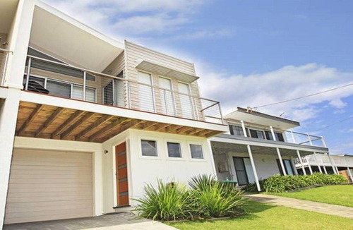 Gerroa House | Surf Mist – contemporary seaside duplex.