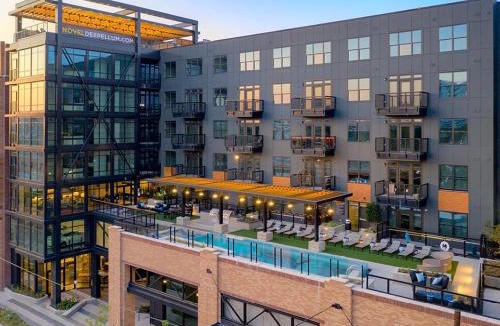 Deep Ellum Apartment | Surf Richard's Flat - The Black Collection