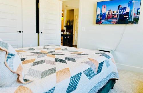 Deep Ellum Apartment | Surf Richard's Flat - The Black Collection