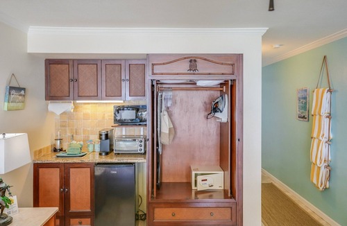 Wailua Apartment | Surf's Up! | Prime Ocean Front Studio with AC