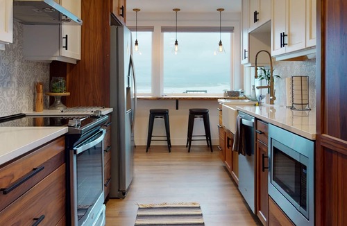 Seaside House | SURF SHACK at Seaside Beach- OCEAN FRONT - HOT TUB