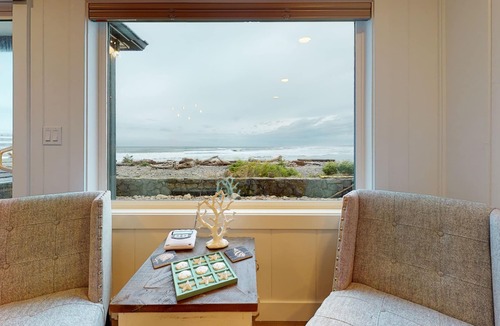 Seaside House | SURF SHACK at Seaside Beach- OCEAN FRONT - HOT TUB