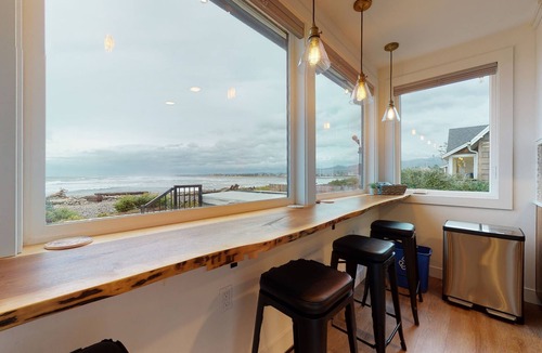 Seaside House | SURF SHACK at Seaside Beach- OCEAN FRONT - HOT TUB