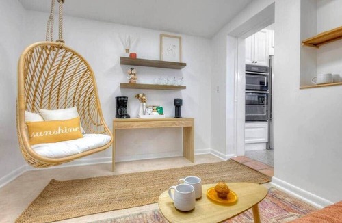Jupiter House | Surf Shack! Pool table! Fire Pit! 10 min to beach!