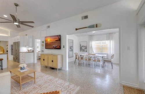 Jupiter House | Surf Shack! Pool table! Fire Pit! 10 min to beach!
