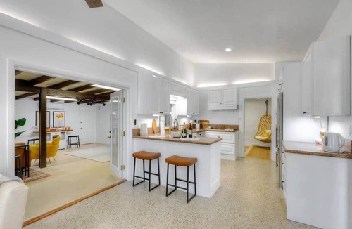 Jupiter House | Surf Shack! Pool table! Fire Pit! 10 min to beach!