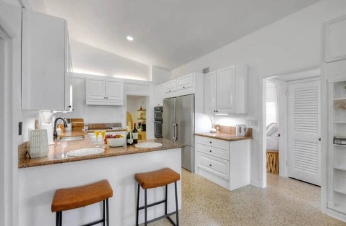 Jupiter House | Surf Shack! Pool table! Fire Pit! 10 min to beach!