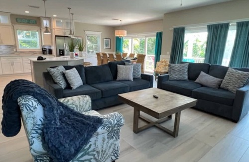 Holmes Beach House | Surf View ~ Walk to Beach/Rooftop Deck/Pool