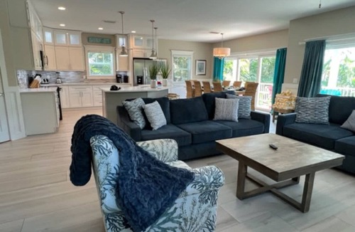 Holmes Beach House | Surf View ~ Walk to Beach/Rooftop Deck/Pool