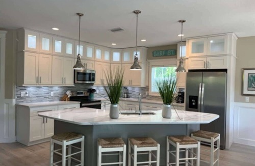 Holmes Beach House | Surf View ~ Walk to Beach/Rooftop Deck/Pool