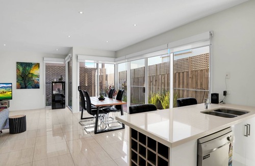 Warrnambool House | Surf Villa - Situated just down from Warrnambool's famous Thunder Point