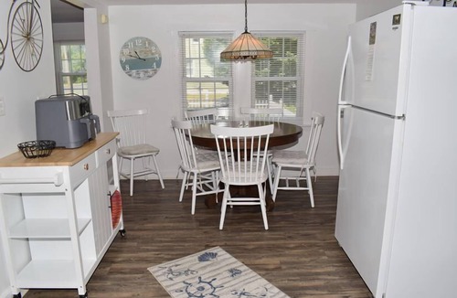 Deep Hole House | Surf & Wind- Fire Pit, Fenced in Yard