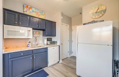 Huddleston Apartment | Surfboard-Themed Huddleston Studio w/Beach Access