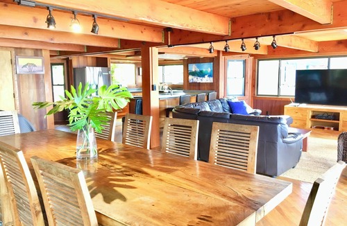 Pupukea House | Surfer's Dream: 4-Bedroom Beachfront, Sleeps 12!
