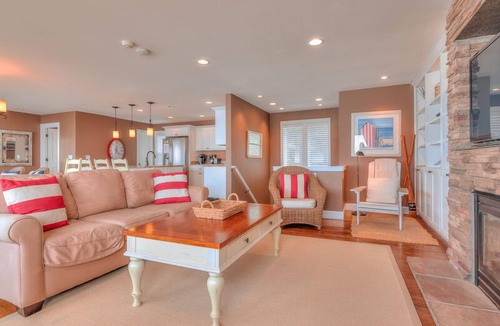 Lincoln City House | Surfer's View - New Custom Built Ocean Front Home with Ocean View Hot Tub