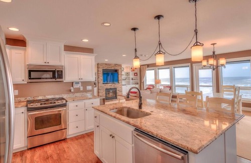Lincoln City House | Surfer's View - New Custom Built Ocean Front Home with Ocean View Hot Tub