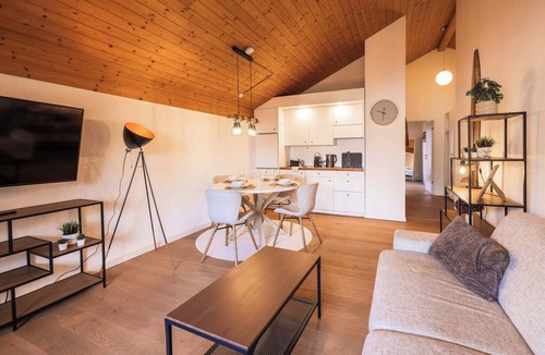 Darligen Apartment | Surfers Lodge | Lake View & Pool
