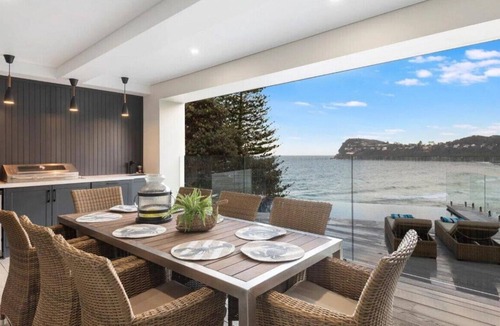 Whale Beach House | Surfers Paradise - Direct Beachfront