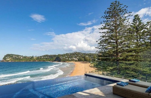 Whale Beach House | Surfers Paradise - Direct Beachfront