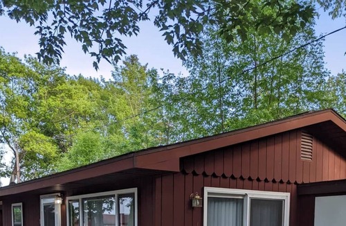 Oscoda House | (Surfside #1) 2BR Beach Access On Lake Huron