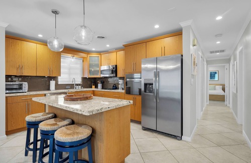 Hollywood House | Surfside Beach House + Steps to sand & free parking!