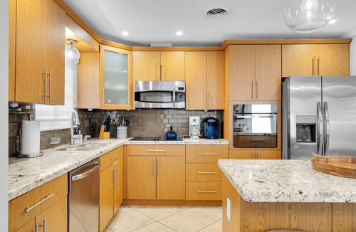 Hollywood House | Surfside Beach House + Steps to sand & free parking!