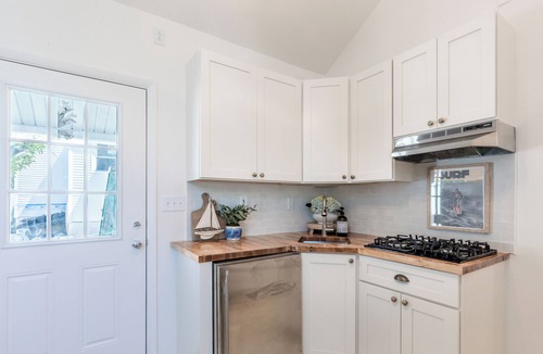 Wall House | Surfside Style – 2BR/1BA