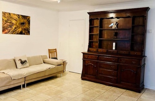 Walton-on-Thames Cottage | Surrey Pool/diner - Awesome for Entertaining - Sleeps 8