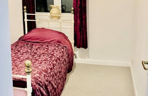 Walton-on-Thames Cottage | Surrey Pool/diner - Awesome for Entertaining - Sleeps 8