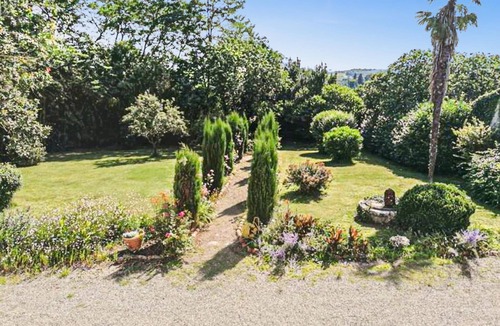 Castel-Sarrazin House | Surrounded by green and quiet countryside welcomes you this cozy cottage with communal pool.