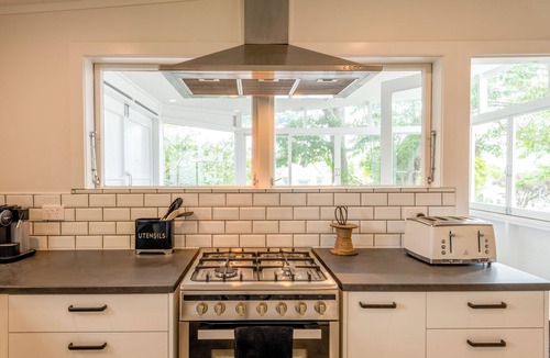 Ponsonby Villa | Surrounded by nature, The Urban Villa in Ponsonby offers an indoor/outdoor terrace.