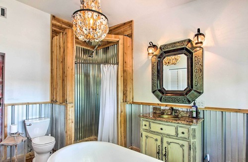 Midway Apartment | 'Susie Shanty:' High-End Waterfront Studio w/ Dock