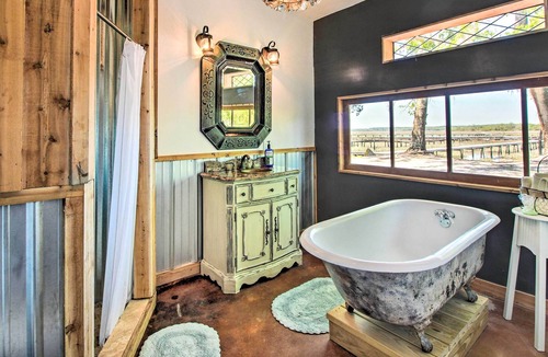 Midway Apartment | 'Susie Shanty:' High-End Waterfront Studio w/ Dock