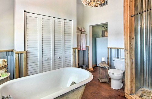 Midway Apartment | 'Susie Shanty:' High-End Waterfront Studio w/ Dock