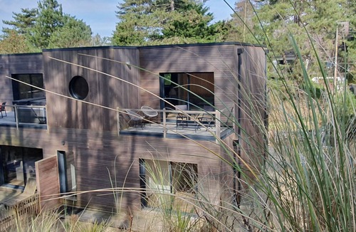 Quend House | Suspended getaway accommodation "Le Cèdre Rouge", private spa and pine forest view