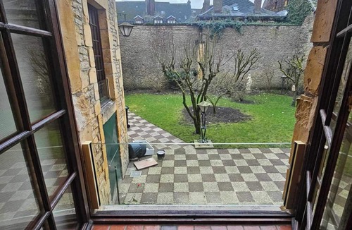 Sedan House | Suspended time