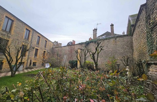 Sedan House | Suspended time