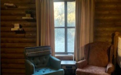 Paluxy House | Sustainable and Pet-Friendly Cabin Perfect for Animal Lovers in Bluff Dale, TX