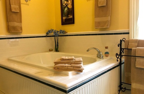Center Harbor Bed & Breakfast | Sutton House B & B
