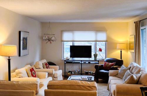 Suttons Bay House | Suttons Bay Sunshine
