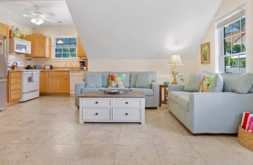 Uptown - Upper Duval Condo | *SUZY'S PARROT PERCH @ OLD TOWN* Cozy 2nd Floor Condo + LAST KEY SERVICES.