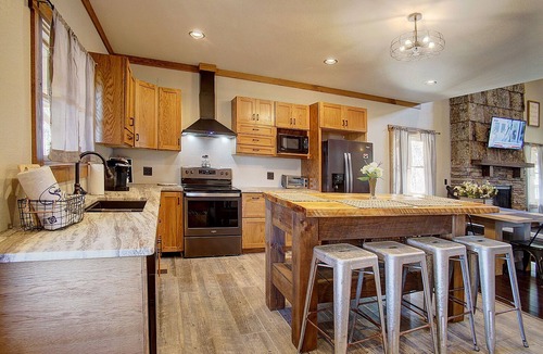 Chalet Village North House | SWAGMAN Elegant - Sleeps 11 - 8X Award Winning,- Secluded- Pvt. Gated Village.
