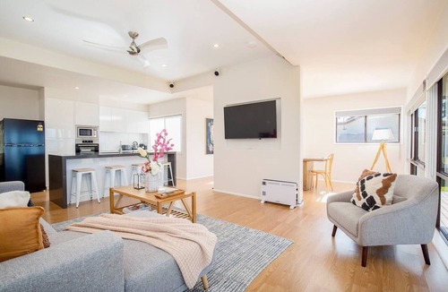 Swan Bay Cottage | Swan Cottage Port Stephens Waterfront Solace