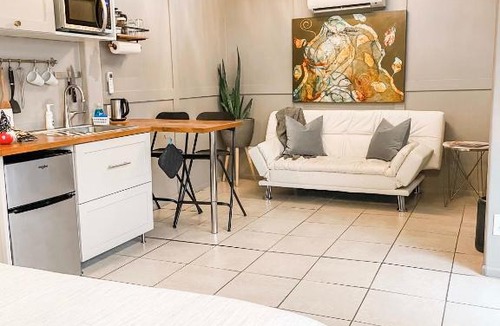 Historic Railroad District Hotel | Swank House- Downtown Suite-Pet Friendly